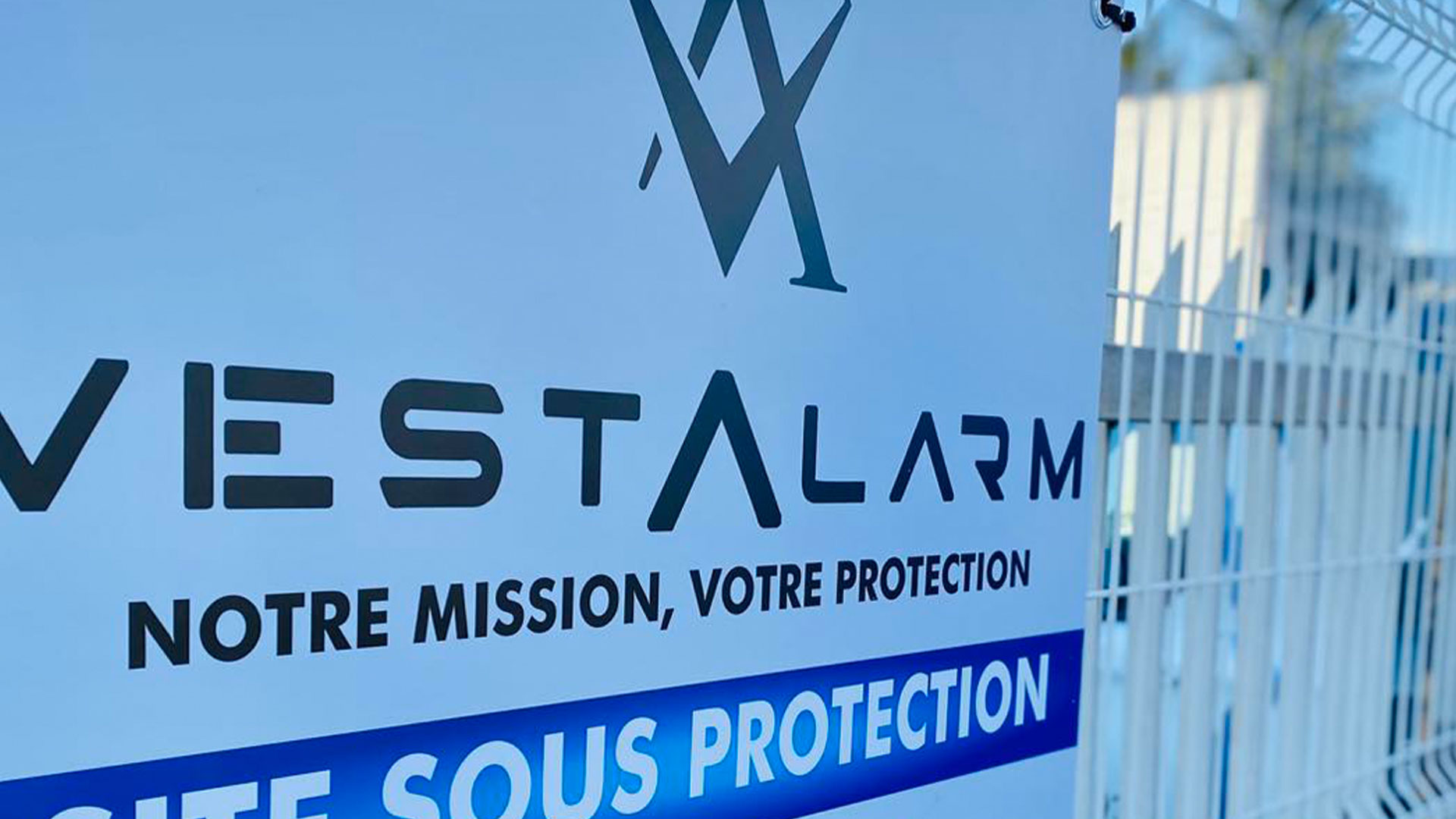 Image de l'article "Pourquoi choisir un système d'alarme professionnel pour votre entreprise en Auvergne-Rhône-Alpes ?"